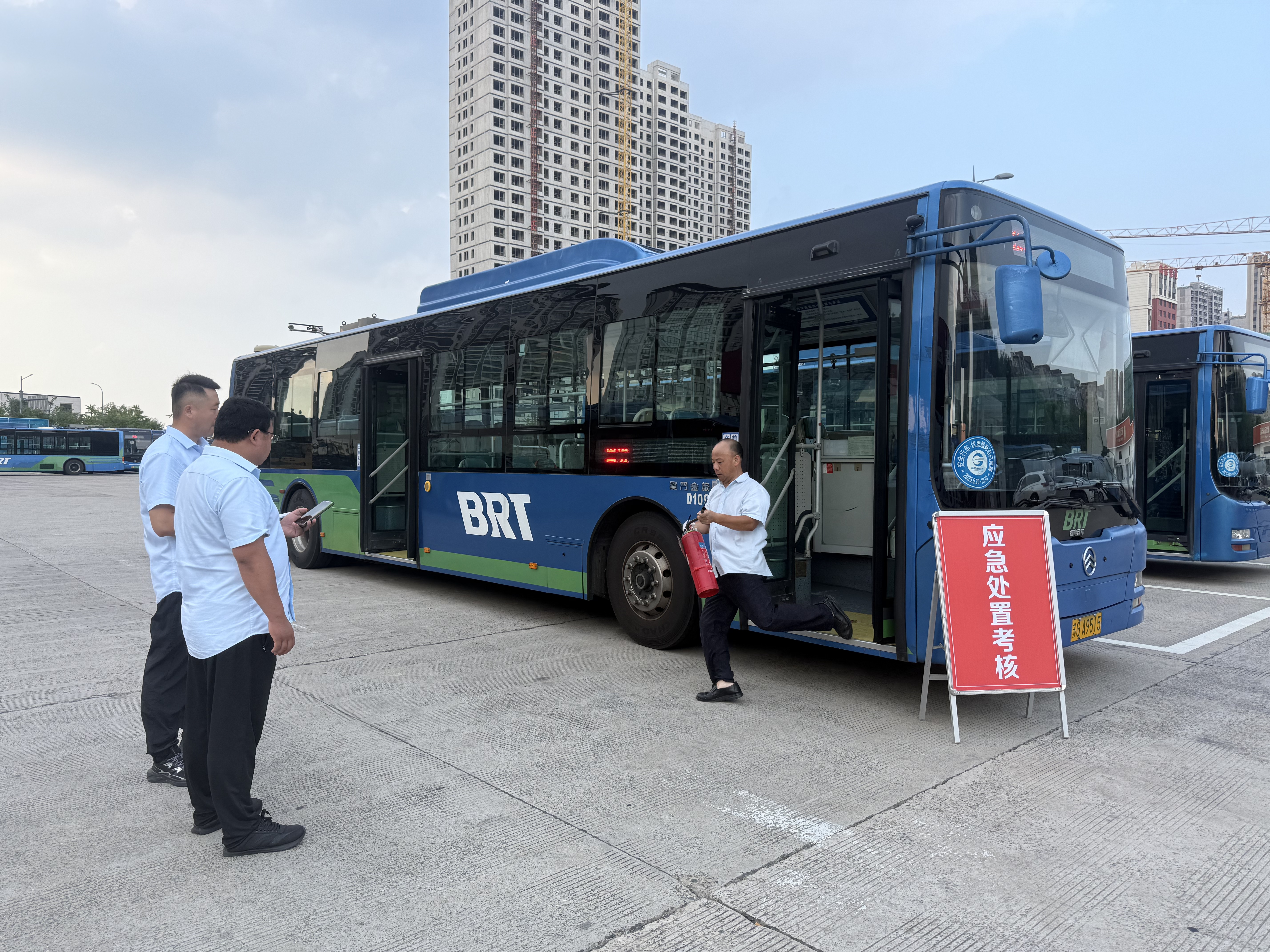 公交集團快速公交公司開展突發(fā)事件應(yīng)急處置考核  筑牢安全防線