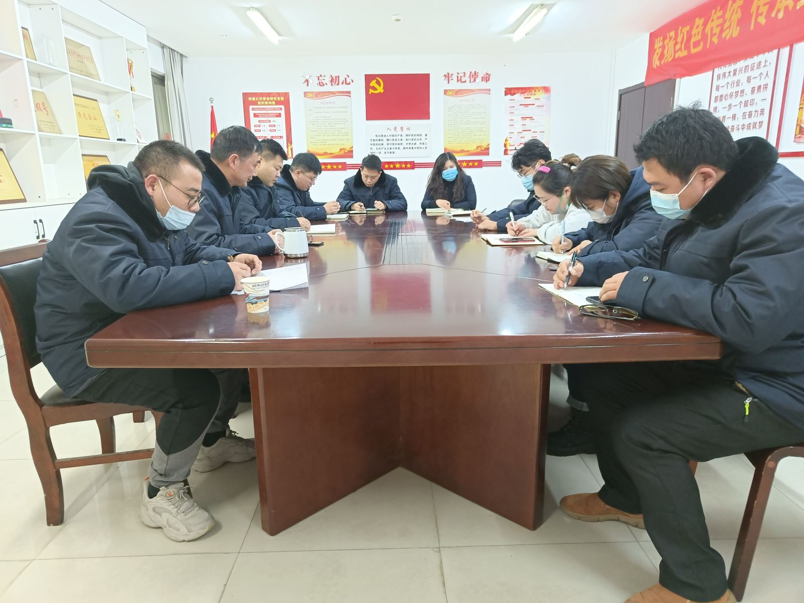 公交集團(tuán)快速公交事業(yè)部召開運(yùn)營生產(chǎn)工作會議
