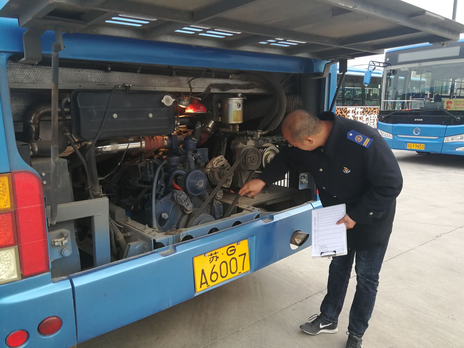 公交集團公交事業(yè)一部開展“五一”小長假車輛機務專項檢查
