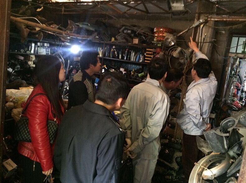 公交維修公司黨員干部協(xié)助社區(qū)開展街道“安檢、違章”治理活動(dòng)