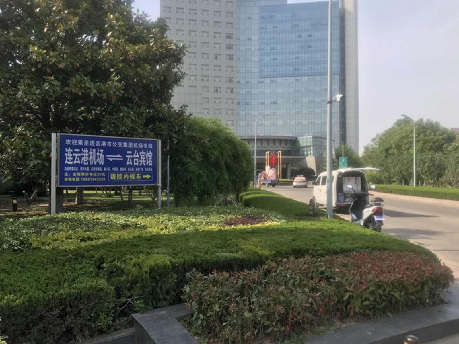 公交集團(tuán)經(jīng)營發(fā)展事業(yè)部安裝機(jī)場線乘車指示牌 服務(wù)乘車市民