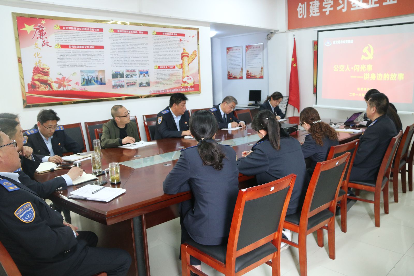 公交人、閃光事—公交集團(tuán)機(jī)關(guān)支部開展“講身邊故事”活動(dòng)