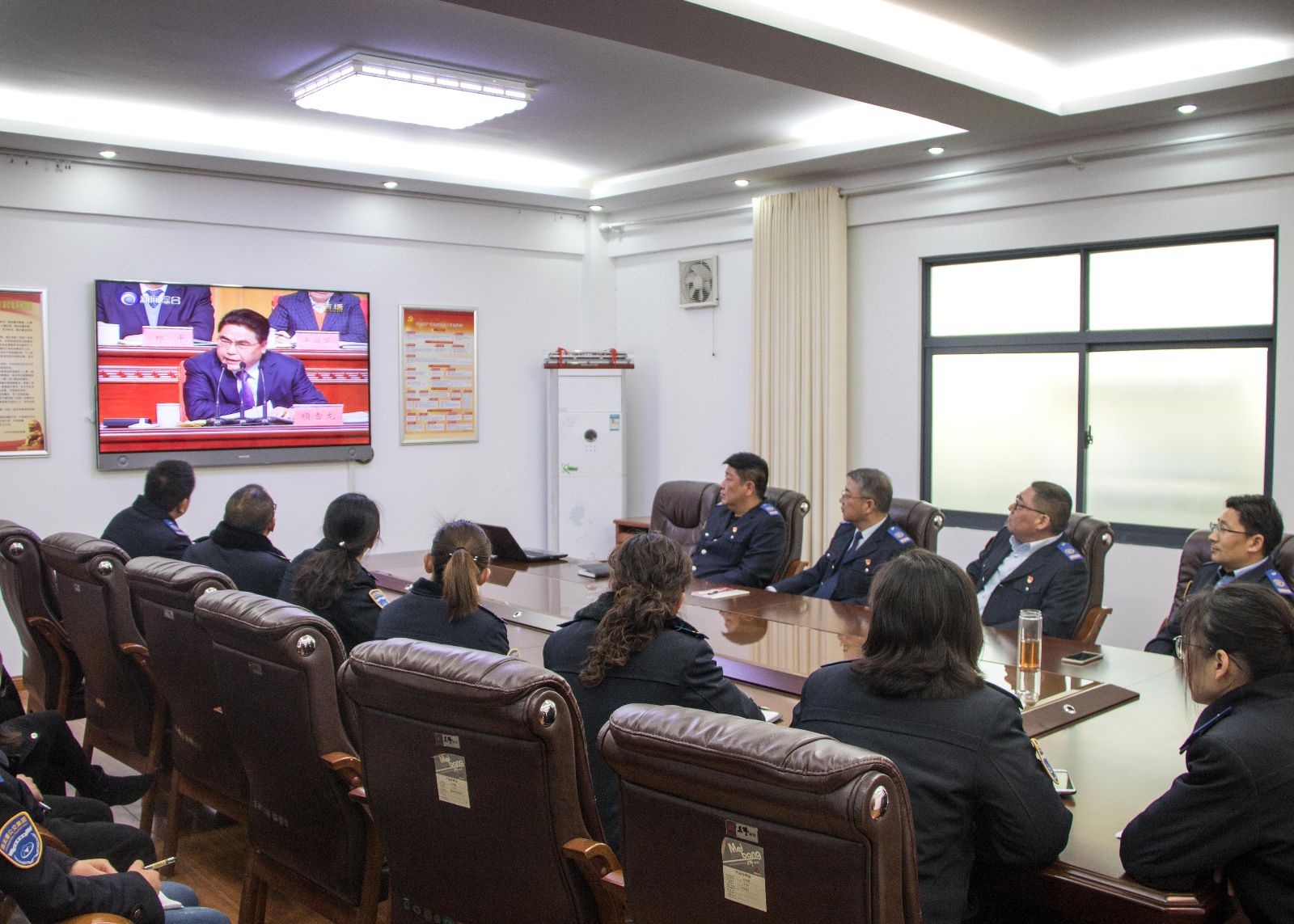 公交集團(tuán)組織員工收看全市“高質(zhì)發(fā)展、后發(fā)先至”動(dòng)員大會(huì)